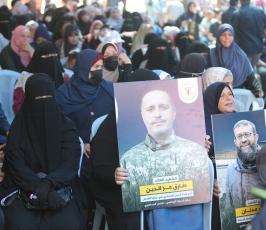 الجهاد الإسلامي تنظم مهرجان أمام مقر الصليب الأحمر في الذكرى الثانية لعملية نفق جلبوع (25)