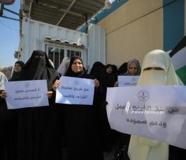خريجو قطاع غزة العاطلين عن العمل يقذفون المقر الرئيسي للأونروا بالبيض (5)