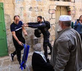  اعتداء قوات الاحتلال والمستوطنين على المرابطين والمرابطات قرب المسجد الأقصى المبارك (6)