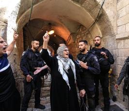  اعتداء قوات الاحتلال والمستوطنين على المرابطين والمرابطات قرب المسجد الأقصى المبارك (1)