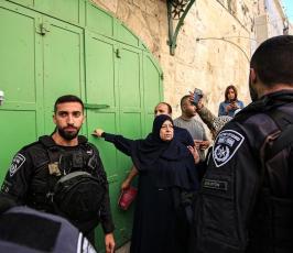  اعتداء قوات الاحتلال والمستوطنين على المرابطين والمرابطات قرب المسجد الأقصى المبارك (5)