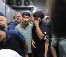 الاستعداد لتشيع جثامين شهداء الامس من داخل مجمع الشفاء