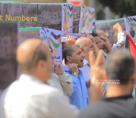مسيرة للمطالبة باسترداد جثامين الشهداء المحتجزة لدى الاحتلال خلال الاعتصام الأسبوع لأهالي الأسرى بغزة (6)