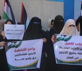 خريجو قطاع غزة العاطلين عن العمل يقذفون المقر الرئيسي للأونروا بالبيض (11)