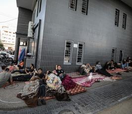  نزوح الآلاف من الفلسطينيين إلى مجمع الشفاء الطبي خوفا من القصف الإسرائيلي (1)
