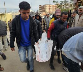 تشييع ٥ شهداء من داخل مجمع ناصر الطبي بمدينة خان يونس جنوبي قطاع غزة (4)