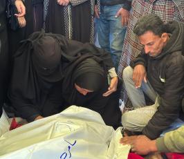 تشييع شهداء خانيونس من داخل مجمع ناصر الطبي (15)
