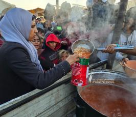 تدافع كبير على التكيات الخيرية في ظل تفشي المجاعة جنوب قطاع غزة (8)