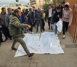 تشييع ٥ شهداء من داخل مجمع ناصر الطبي بمدينة خان يونس جنوبي قطاع غزة (14)