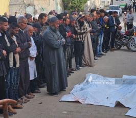 تشييع ٥ شهداء من داخل مجمع ناصر الطبي بمدينة خان يونس جنوبي قطاع غزة (15)