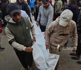 تشييع ٥ شهداء من داخل مجمع ناصر الطبي بمدينة خان يونس جنوبي قطاع غزة (17)