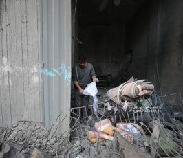 مواطنون يبحثون عن مفقودين جراء قصف منزل (9)