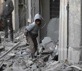 مواطنون يبحثون عن مفقودين جراء قصف منزل (7)