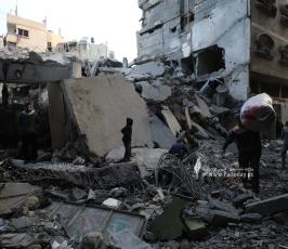 مواطنون يبحثون عن مفقودين جراء قصف منزل (4)