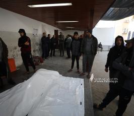 مواطنون يبحثون عن مفقودين جراء قصف منزل (5)