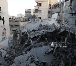 مواطنون يبحثون عن مفقودين جراء قصف منزل (11)