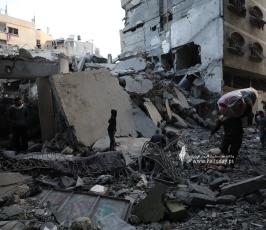 مواطنون يبحثون عن مفقودين جراء قصف منزل (3)