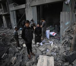 مواطنون يبحثون عن مفقودين جراء قصف منزل (13)