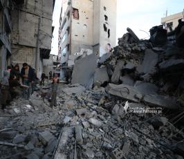 مواطنون يبحثون عن مفقودين جراء قصف منزل (10)