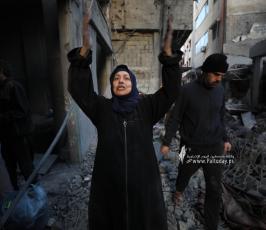 مواطنون يبحثون عن مفقودين جراء قصف منزل (12)
