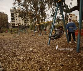 أطفال يلعبون على إنقاذ منتزه برشلونة فى حى تل الهوا جنوب مدينة غزة (1)