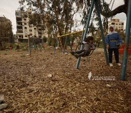 أطفال يلعبون على إنقاذ منتزه برشلونة فى حى تل الهوا جنوب مدينة غزة (2)