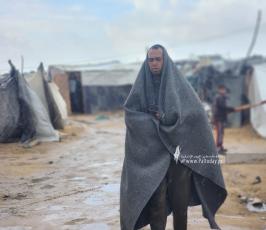 تضرر خيام النازحين في منطقة مواصي خان يونس بفعل المنخفض (10)