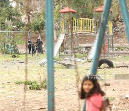 أطفال يلعبون على إنقاذ منتزه برشلونة فى حى تل الهوا جنوب مدينة غزة (17)