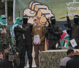 مشاهد تسليم القسام لـ 3 أسرى إسرائيليين في دير البلح  (2)