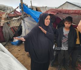 تضرر خيام النازحين في منطقة مواصي خان يونس بفعل المنخفض (4)