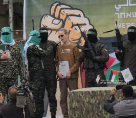 مشاهد تسليم القسام لـ 3 أسرى إسرائيليين في دير البلح  (4)