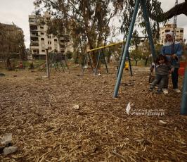 أطفال يلعبون على إنقاذ منتزه برشلونة فى حى تل الهوا جنوب مدينة غزة (3)