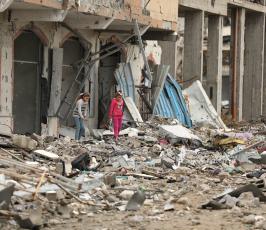 أطفال يلعبون على إنقاذ منتزه برشلونة فى حى تل الهوا جنوب مدينة غزة (8)