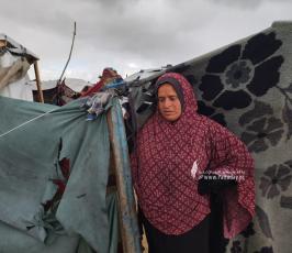 تضرر خيام النازحين في منطقة مواصي خان يونس بفعل المنخفض (5)