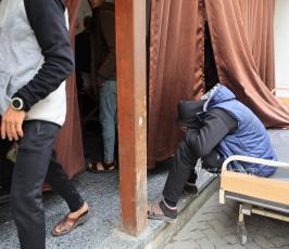 صور وداع شهيدين من عائلة أسليم ف المشفى الاهلى العربى بعد استهدافهم من طيران الاستطلاع شرق حى الشجاعية (3)