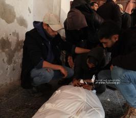 صور وداع شهيدين من عائلة أسليم ف المشفى الاهلى العربى بعد استهدافهم من طيران الاستطلاع شرق حى الشجاعية (2)