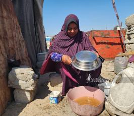 حياة قاسية يعيشها النازحون في مخيمات الإيواء بخانيونس نتيجة شح المياه (5)