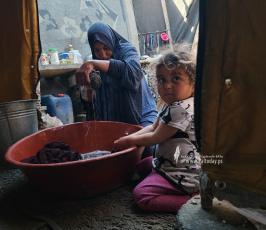 حياة قاسية يعيشها النازحون في مخيمات الإيواء بخانيونس نتيجة شح المياه (2)