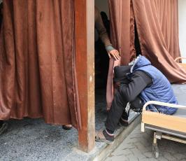 صور وداع شهيدين من عائلة أسليم ف المشفى الاهلى العربى بعد استهدافهم من طيران الاستطلاع شرق حى الشجاعية (4)