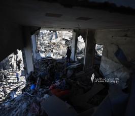 آثار الدمار بمنزل عائلة أبو عكر بحي الشجاعية  (20)