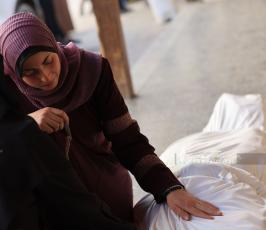 وداع شهداء عائلة النجار بالمستشفى الأهلى بغزة (12)