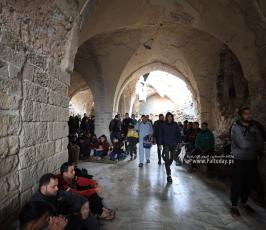 صلاة الجمعة في المسجد العمري (7)