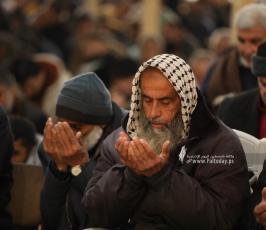 صلاة الجمعة في المسجد العمري (1)