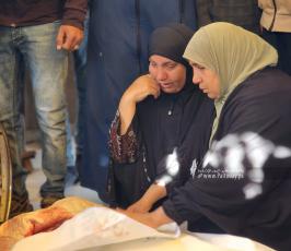 تشييع شهداء من مجمع ناصر قضوا في قصف ليلي على خان يونس (7)