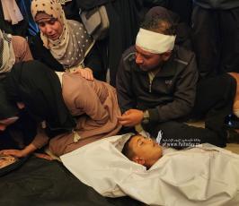 وداع مؤلم خلال تشييع ٧ شهداء بينهم ٤ أطفال في خانيونس (7)