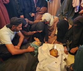 وداع مؤلم خلال تشييع ٧ شهداء بينهم ٤ أطفال في خانيونس (10)