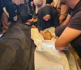 وداع مؤلم خلال تشييع ٧ شهداء بينهم ٤ أطفال في خانيونس (6)