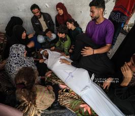 وداع حزين في المشفى الأهلي لـ15 شهيد بعد قصف منازل بشمال قطاع غزة (9)