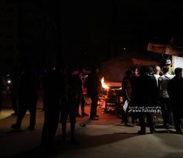 حياة النازحين اليومية خلال الليل فى  ميناء غزة البحرى (14)