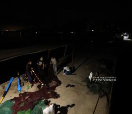 حياة النازحين اليومية خلال الليل فى  ميناء غزة البحرى (7)